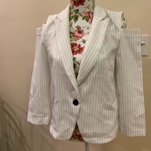 Paul & Zera Jackets & Blazers - Paul & Zera White w/ Black Pinstripe Blazer Sz L Paul & Zera Jackets & Blazers - Paul & Zera White w/ Black Pinstripe Blazer Sz L